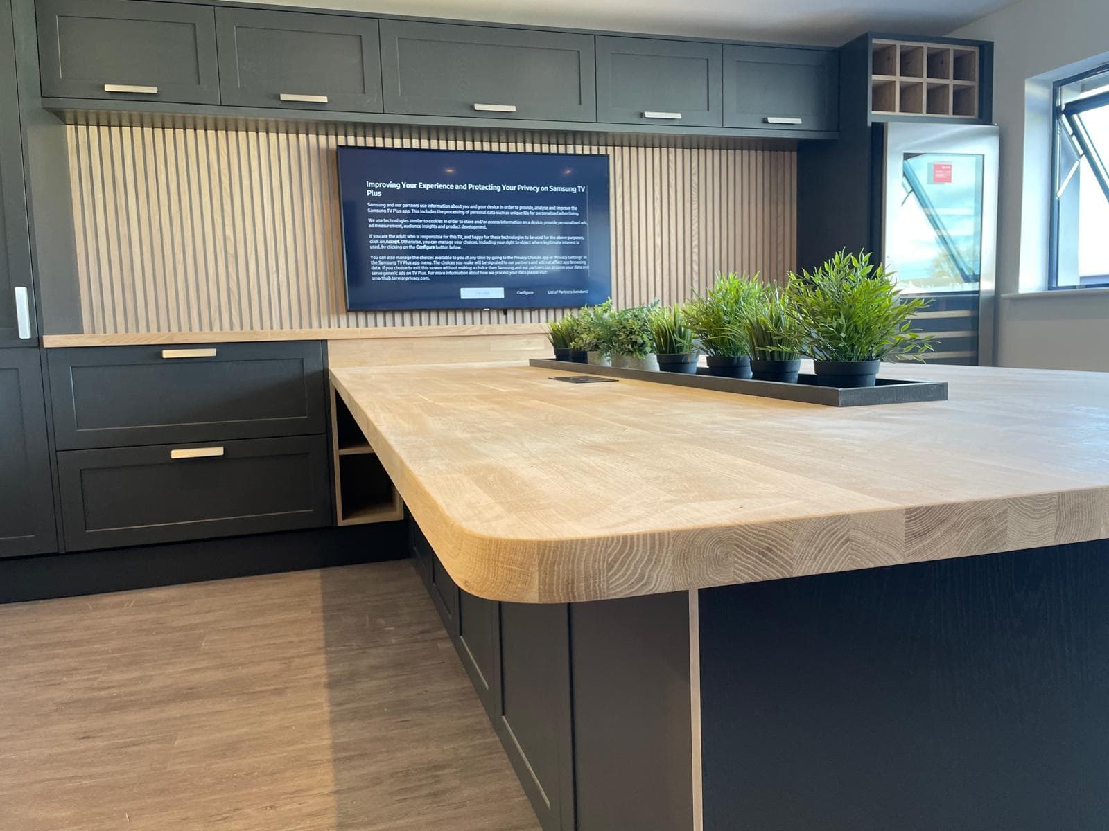 Rounded oak island worktop corner detail